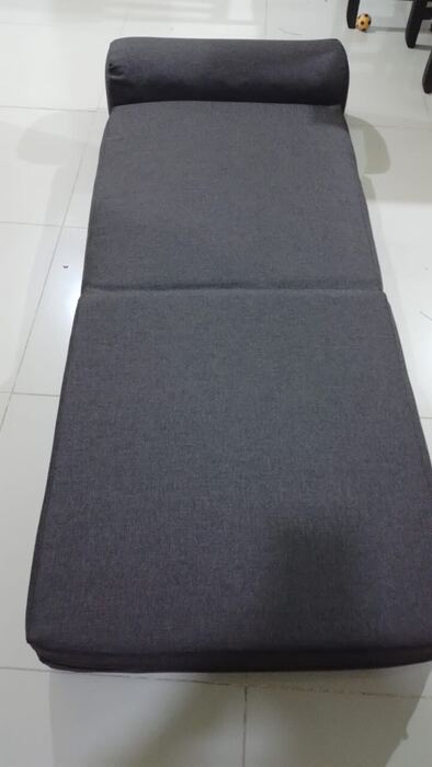 Colchoneta plegable tapizada en gris