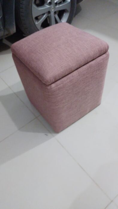 Puf cúbico tapizado en rosa