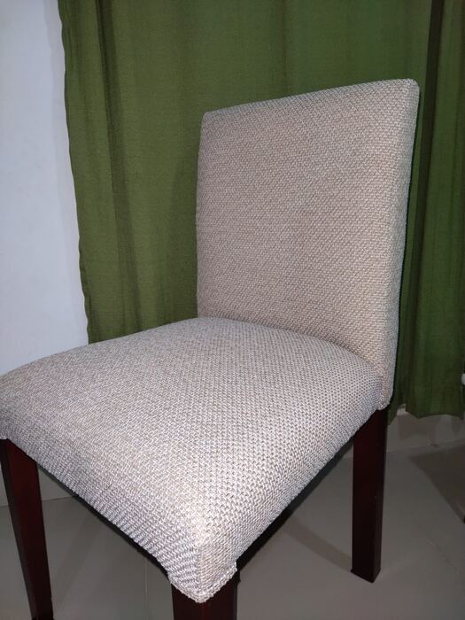 Silla de comedor tapizada en tela beige