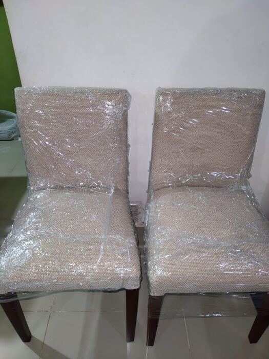 Par de sillas terminadas, listas para entregar