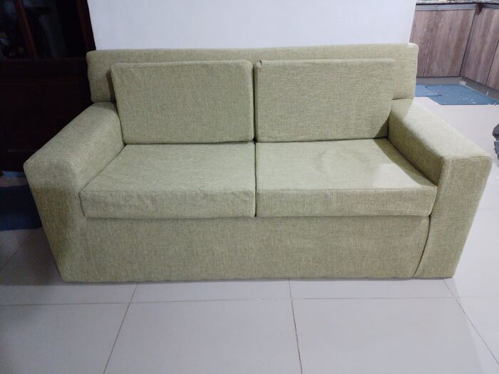 Sillón de dos cuerpos tapizado en verde