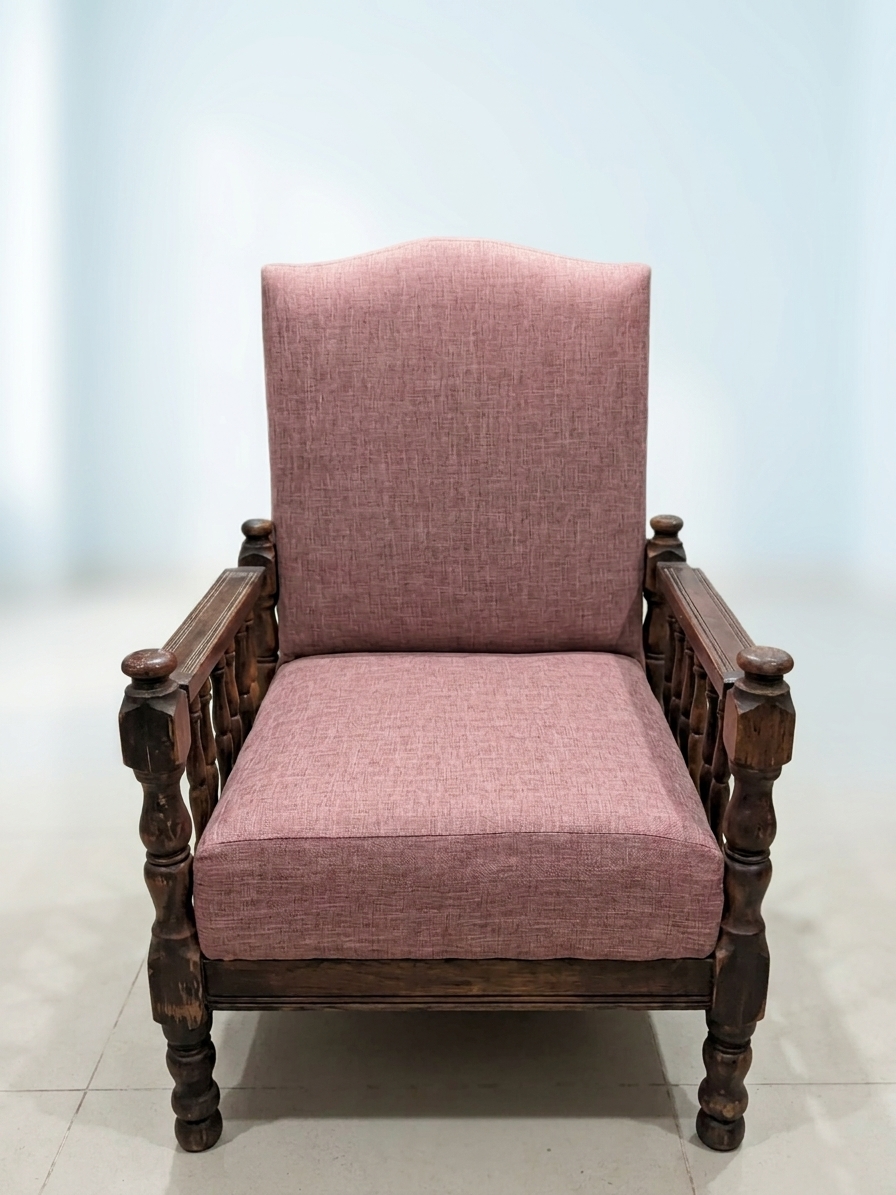 Sillón antiguo retapizado en tela rosa palo