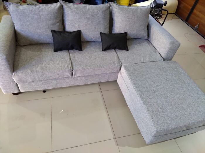 Sillón rinconero tapizado en gris